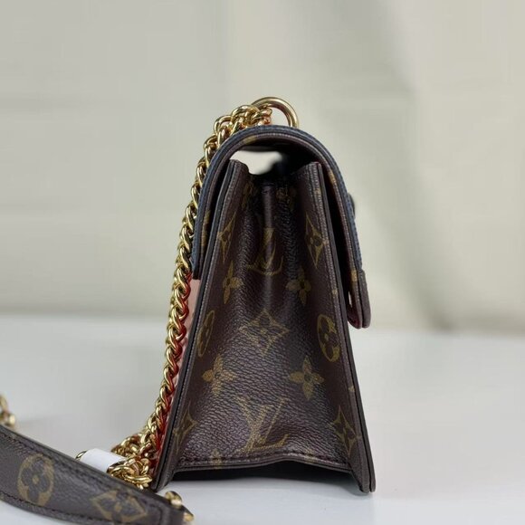 Louis Vuitton Red Wynwood Handbag Monogram Vernis with Monogram Canvas - Picture 4 of 8